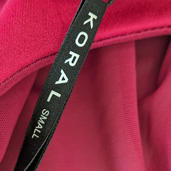 Koral Crop Coastal Zip Sport Top Womens sz S in Desejo NWT Light - Medium Impact - Picture 4 of 8